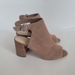 Nine West open toe, tan suede, chunky heeled sandals.